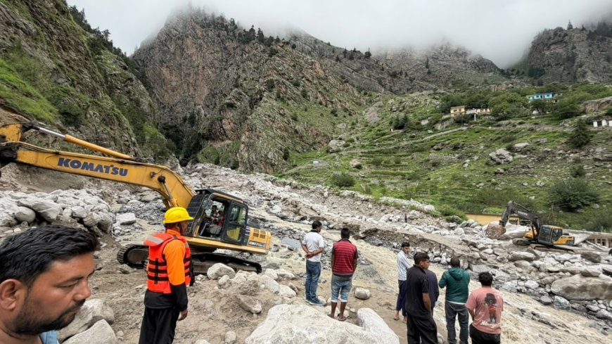 चमोली : तमक नाले में ह्यूम पाइप डालकर अस्थाई मार्ग निर्माण तेज