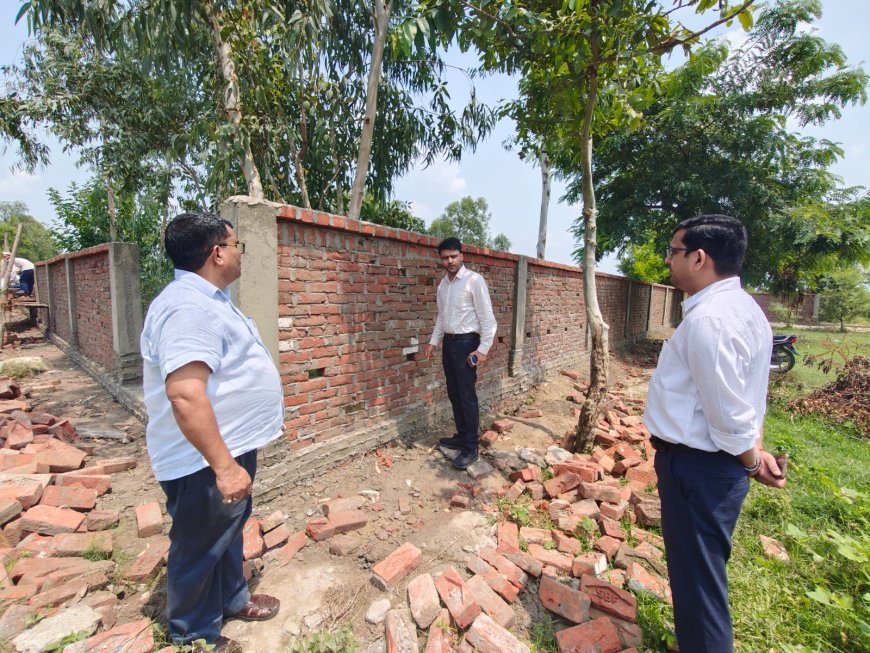 लखीमपुर खीरी : पुरानी ईंटों से बाउंड्रीवाल निर्माण पर सीडीओ सख्त