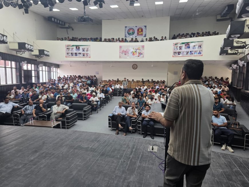 शिकायत से समाधान तक: विद्यार्थियों से रूबरू हुए विद्यार्थी कल्याण समन्वयक नरेंद्र सिंह