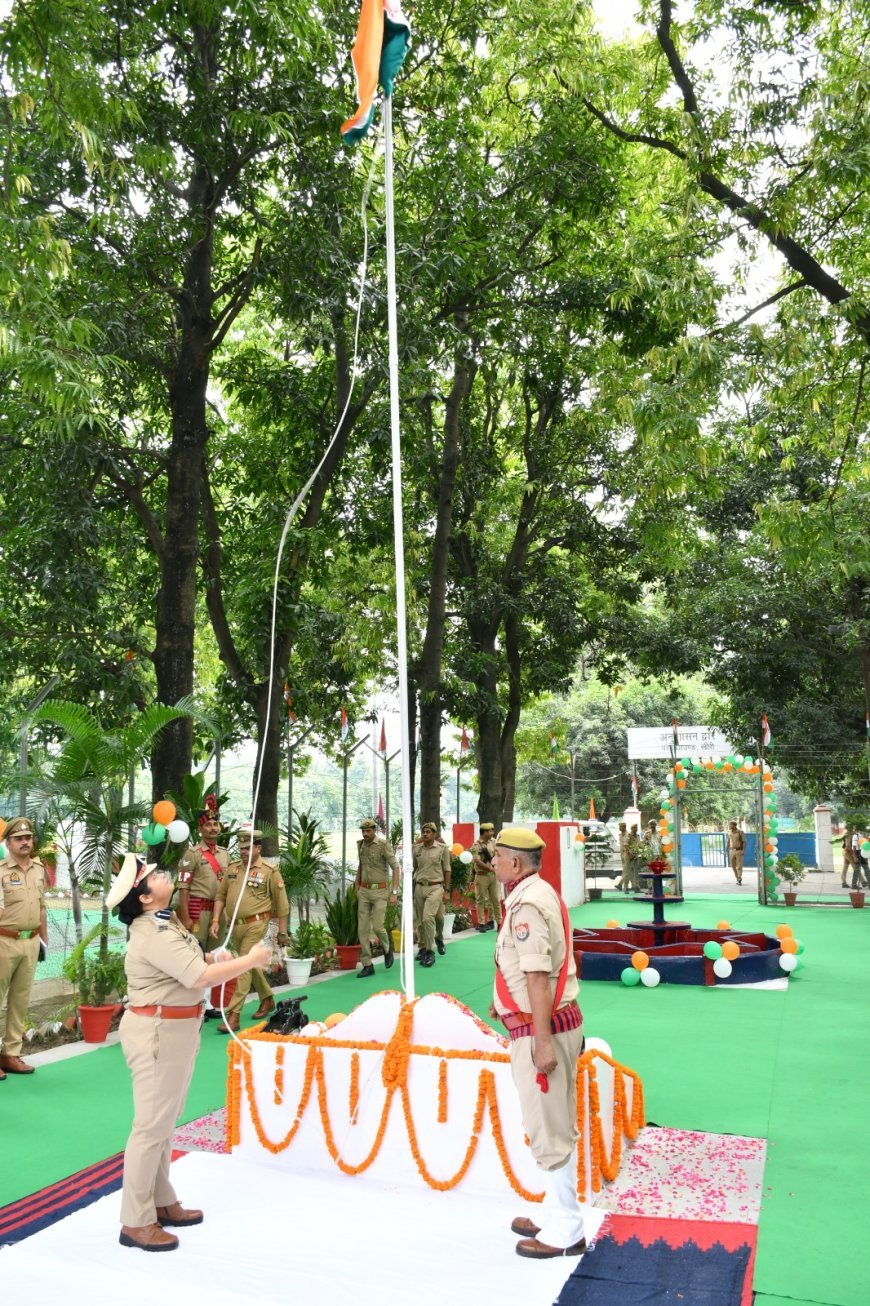 लखीमपुर खीरी : एसएसपी ने ध्वजारोहण कर पुलिसकर्मियों को दिलाई सत्यनिष्ठा की शपथ