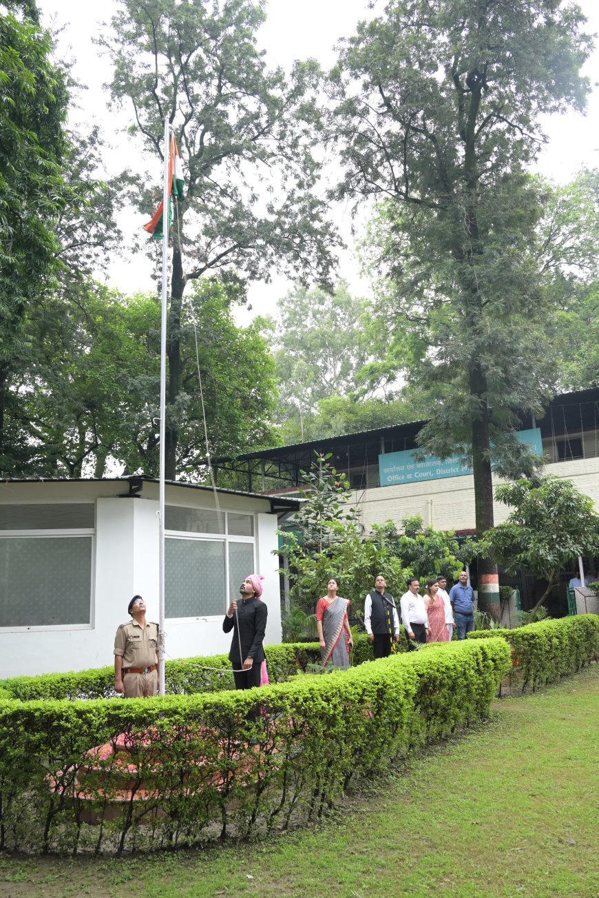 देहरादून : डीएम आशीष चौहान ने कलेक्ट्रेट में फहराया तिरंगा