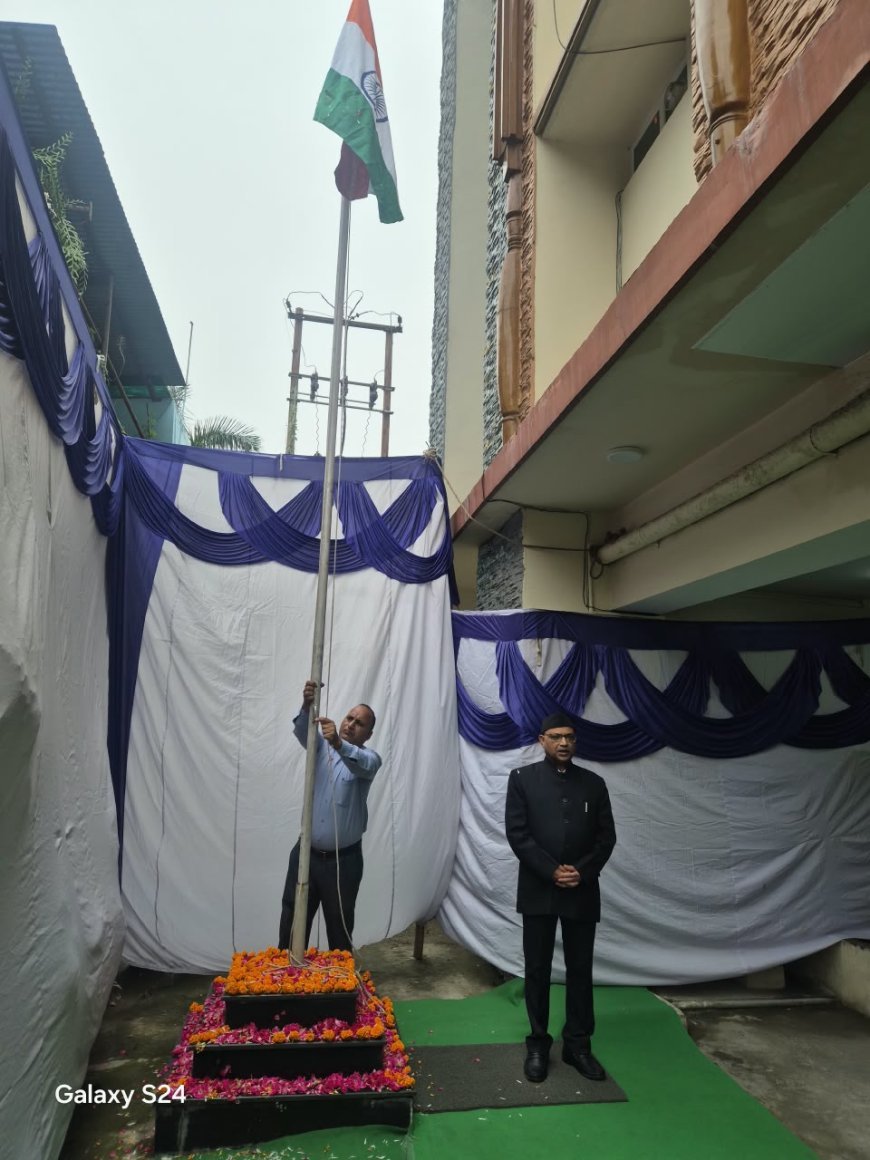 देहरादून : आयुक्त आनंद स्वरूप ने कैंप कार्यालय में फहराया तिरंगा