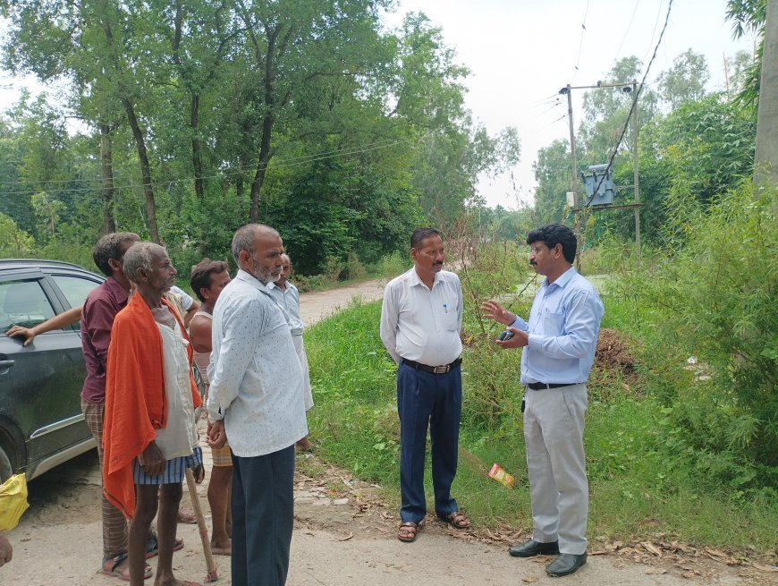 गुजीदेई में जलभराव से घिरा ट्रांसफार्मर एक सप्ताह में ऊंची जगह होगा शिफ्ट,  जेई ने निरीक्षण कर दिया आश्वासन