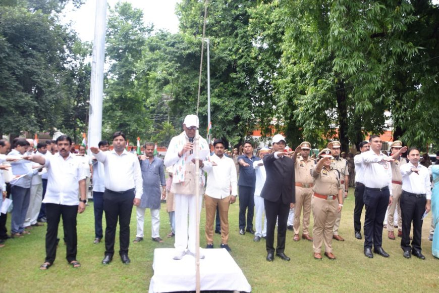 लखीमपुर खीरी : वन मंत्री ने किया ध्वजारोहण, स्वतंत्रता सेनानी आश्रित सम्मानित