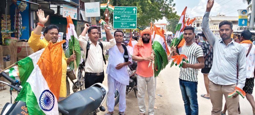 लखीमपुर खीरी : राष्ट्रीय बजरंग दल ने बांटे तिरंगे, गूंजे भारत माता के जयकारे