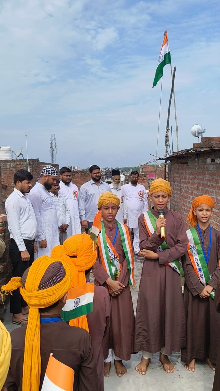 लखीमपुर खीरी : सपा जिला पंचायत सदस्य ने मदरसों में फहराया तिरंगा