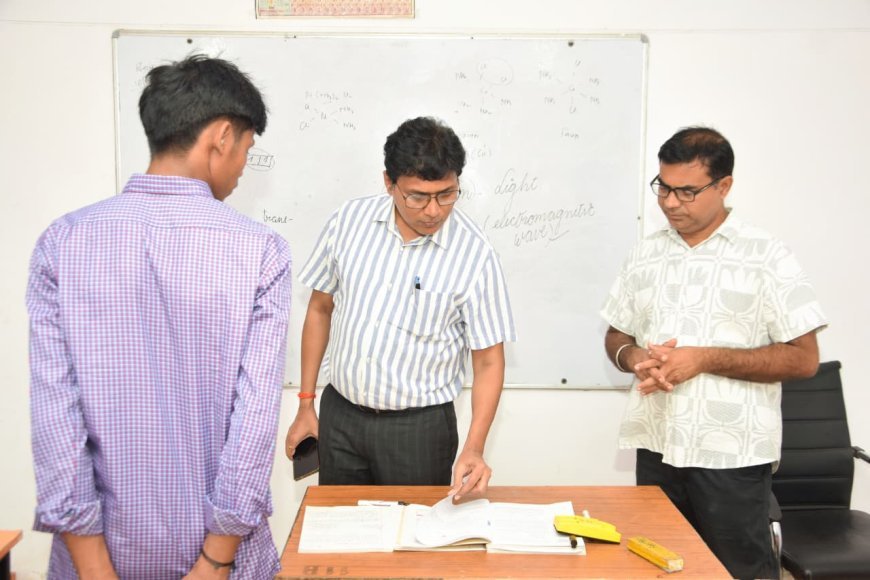 लखीमपुर खीरी : डीएम बने ‘केमिस्ट्री के सर’, बच्चों से पूछे सवाल