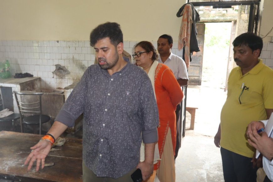 डीएम अनुनय झा ने छात्रावासों का किया आकस्मिक निरीक्षण, अव्यवस्थाओं पर जताई नाराजगी