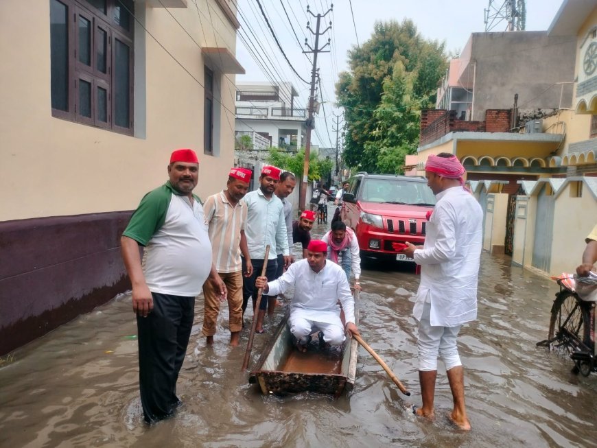 मूसलाधार बारिश से हरदोई नगर जलमग्न, सड़कों परसपा नेता ने चलायी नाव—नगरपालिका के दावों पर उठे सवाल