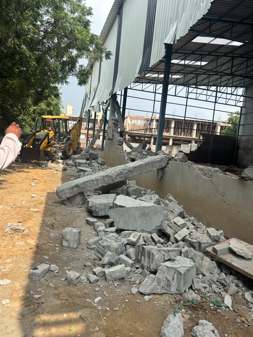 गांव बाजीदपुर सबौली में अवैध निर्माण पर चला पीला पंजा, करीब 0.5 एकड़ में बने औद्योगिक शेड, कार्यालय व स्टोर किए ध्वस्त