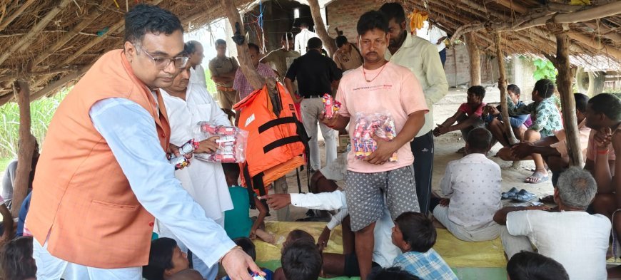 लखीमपुर खीरी  :  बाढ़ के पानी में ट्रैक्टर से गांव पहुंचे विधायक, ग्रामीणों का जाना हाल