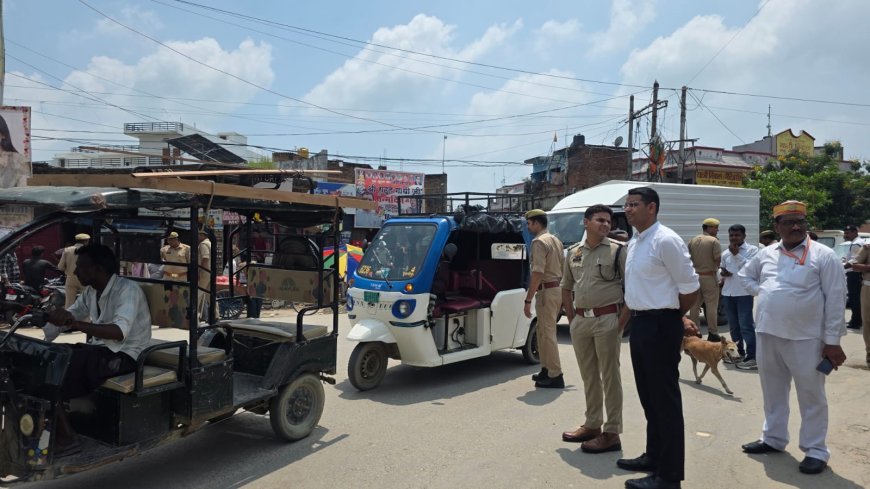सड़क सुरक्षा पर विशेष जागरूकता व प्रवर्तन अभियान, डीएम व एसपी ने किया वीर विनय चौराहे पर जागरूकता अभियान नियम तोड़ने वालों पर चालान