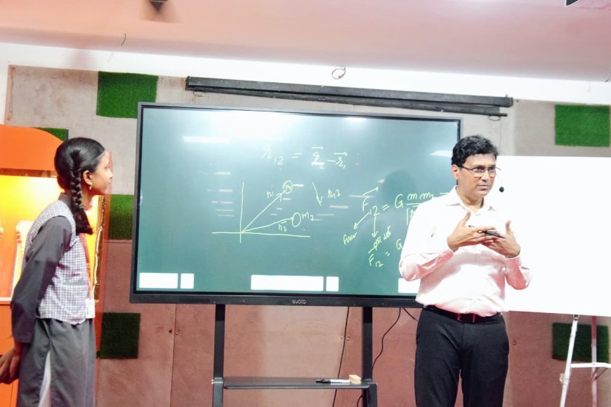 लखीमपुर खीरी : डीएम ने संभाली क्लास, बोले- रटने से नहीं, समझने से खुलेगा सफलता का रास्ता
