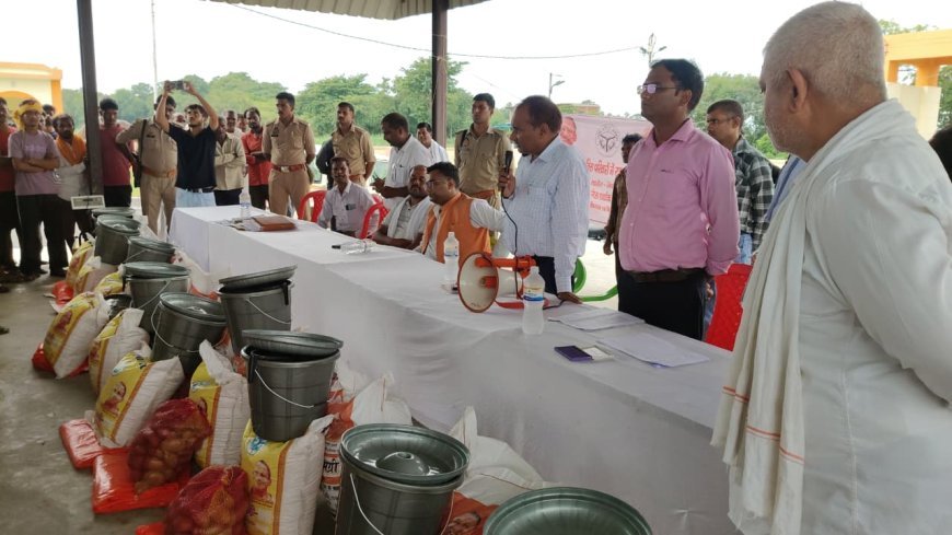 लखीमपुर खीरी : बाढ़ प्रभावित परिवारों को मिली राहत, विधायक शशांक वर्मा ने बांटी राहत किट