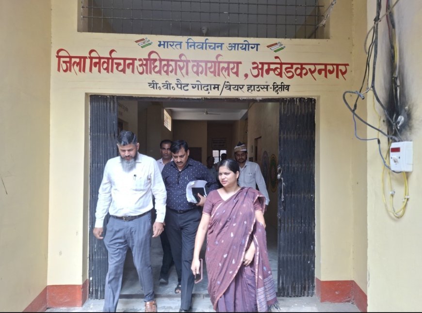 जिलाधिकारी द्वारा कलेक्ट्रेट परिसर में स्थित ई0वी0एम0/वी0वी0 पैट वेयर हाउस (स्ट्रांग रूम) का निरीक्षण।