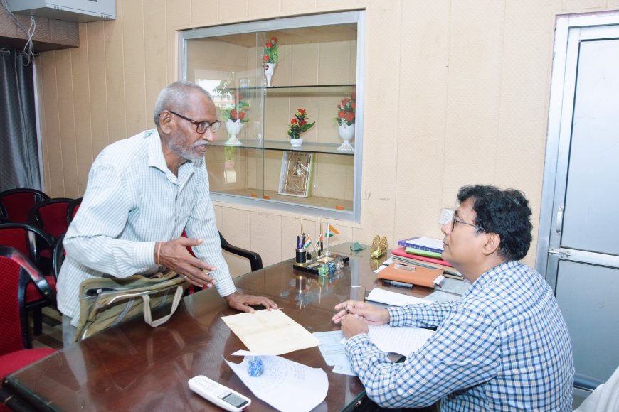 लखीमपुर खीरी  : फरधान थाने में डीएम ने सुनीं जनशिकायतें