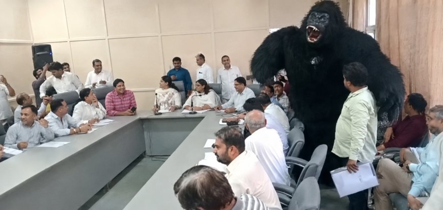 गोरिल्ला बनकर जिला परिषद की बैठक में पहुंचे पार्षद, महंगाई के खिलाफ अनोखा प्रदर्शन