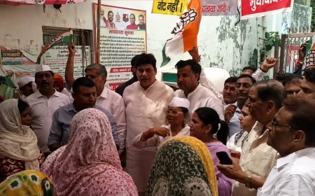 27 दिन से निगम गेट पर डटे सफाईकर्मी, कचरे के बीच कांग्रेस ने सरकार को घेरा