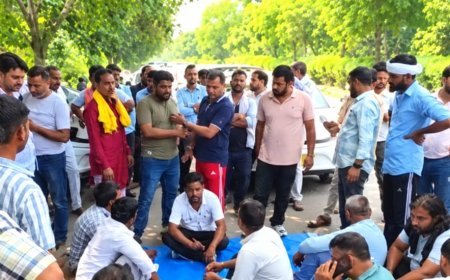 सोनीपत: कैब चालकों ने खोला मोर्चा, 25 रुपये प्रति किलोमीटर किराये की मांग