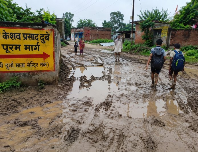 अयोध्या: अधूरी सड़क निर्माण से ग्रामीणों में भारी रोष, ग्राम प्रधान से विधायक तक गुहार बेअसर
