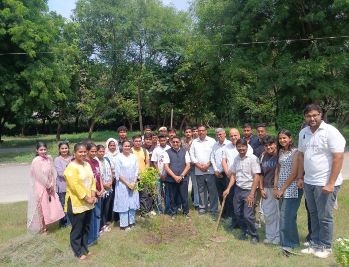 गणेश चतुर्थी के पावन अवसर पर स्पोर्ट्स यूनिवर्सिटी ऑफ हरियाणा में सोशल मीडिया टीम द्वारा पौधारोपण