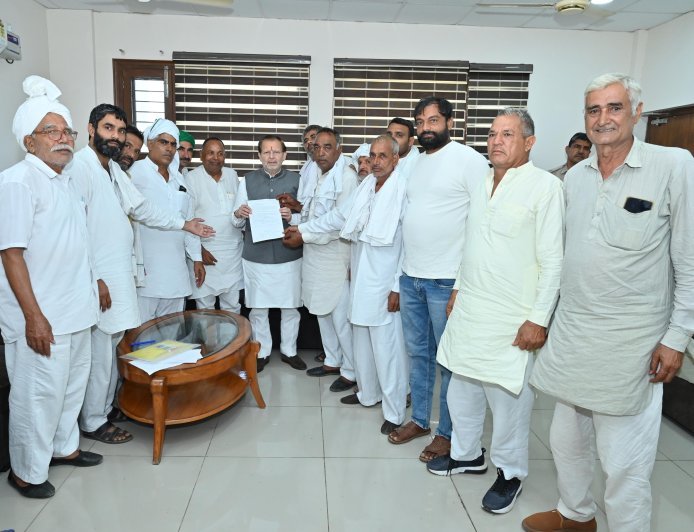गन्ने का भाव बढ़ाने की मांग लेकर डॉ. अरविंद शर्मा से मिले किसान, पिराई क्षेत्र का मुद्दा भी उठाया