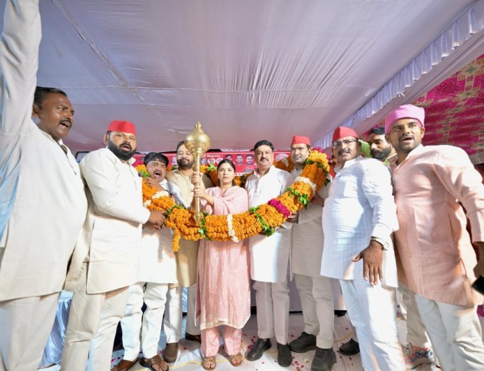 अयोध्या के खजुरावन में सपा का विशाल PDA समागम, किसानों और महंगाई के मुद्दे पर भाजपा सरकार पर साधा निशाना
