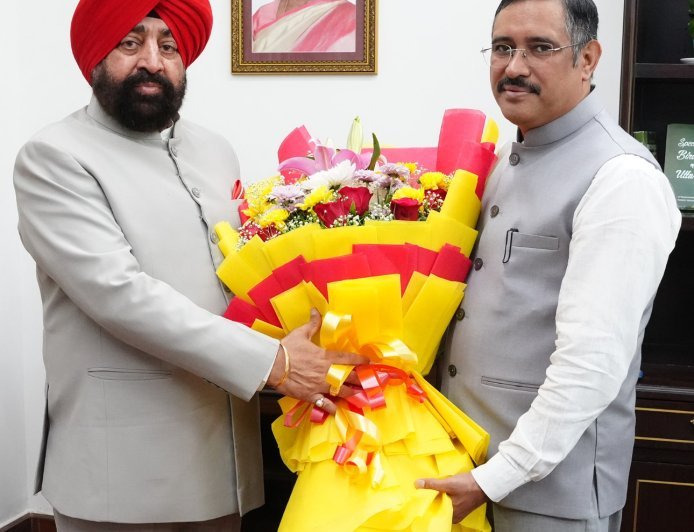 देहरादून : राज्यपाल से सचिव सैनिक कल्याण एवं संस्कृति युगल किशोर पंत ने की भेंट