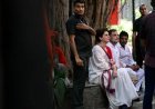 नई दिल्ली : राहुल गांधी ने बैरिकेड पर लहराया तिरंगा, ECI मार्च में हंगामा
