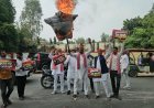 हरदोई में SIR पर गरमाई सियासत, कलेक्ट्रेट गेट पर सपा ने फूंका मुख्य चुनाव आयुक्त का पुतला