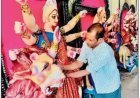 बस्ती: दृष्टिहीन रामपाल अपनी दिव्य अनुभूति से गढ़ते हैं मां दुर्गा का स्वरूप, 42 साल से बना रहे मूर्तियां