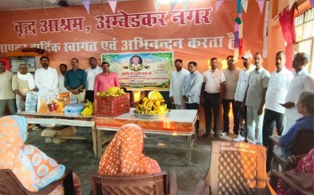 अम्बेडकर नगर: रामदेव यादव की 11वीं पुण्यतिथि पर वृद्धाश्रम में बांटे फल, एम्पलाई नॉन एम्पलाई सेल्फ केयर टीम ने की सेवा