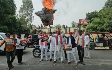 हरदोई में SIR पर गरमाई सियासत, कलेक्ट्रेट गेट पर सपा ने फूंका मुख्य चुनाव आयुक्त का पुतला