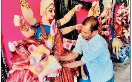 बस्ती: दृष्टिहीन रामपाल अपनी दिव्य अनुभूति से गढ़ते हैं मां दुर्गा का स्वरूप, 42 साल से बना रहे मूर्तियां