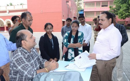 लखनऊ : लखनऊ में मतदान केंद्रों का निरीक्षण करने पहुंचे मुख्य निर्वाचन अधिकारी ।