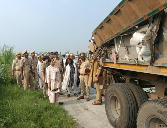 अम्बेडकरनगर,गोरखपुर लिंक एक्सप्रेसवे पर भीषण हादसा, चार यात्रियों की मौत