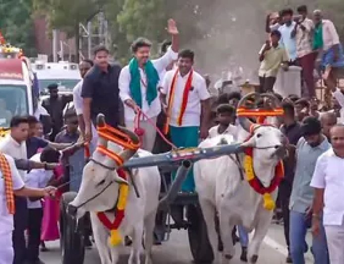 TVK पर ₹6 हजार, टिफिन और चांदी के सिक्के बांटने का आरोप
