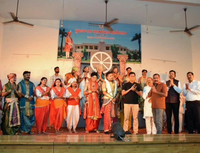 लखीमपुर खीरी : वाईडी कॉलेज में हुआ ‘रश्मिरथी’ का शानदार मंचन