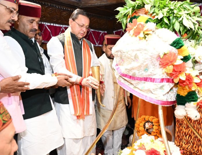 देहरादून  :  काशी विश्वनाथ मंदिर में CM धामी ने की विशेष पूजा