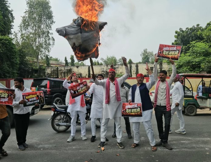 हरदोई में SIR पर गरमाई सियासत, कलेक्ट्रेट गेट पर सपा ने फूंका मुख्य चुनाव आयुक्त का पुतला