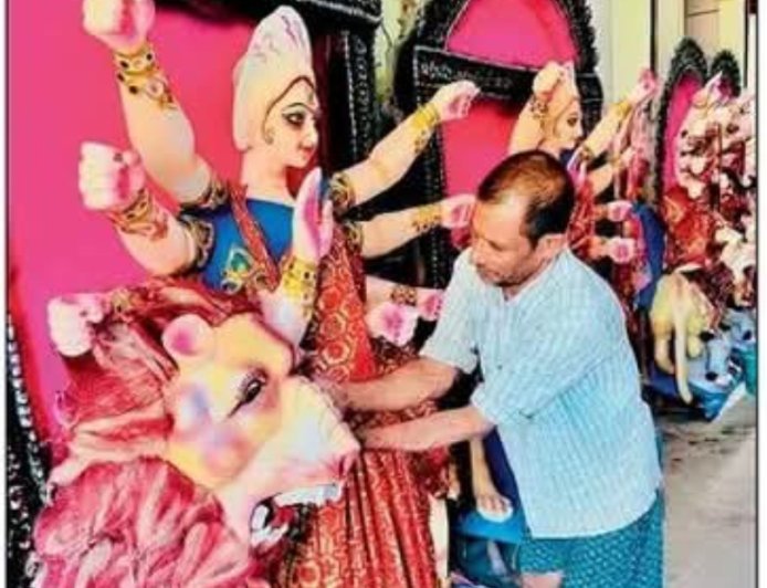 बस्ती: दृष्टिहीन रामपाल अपनी दिव्य अनुभूति से गढ़ते हैं मां दुर्गा का स्वरूप, 42 साल से बना रहे मूर्तियां