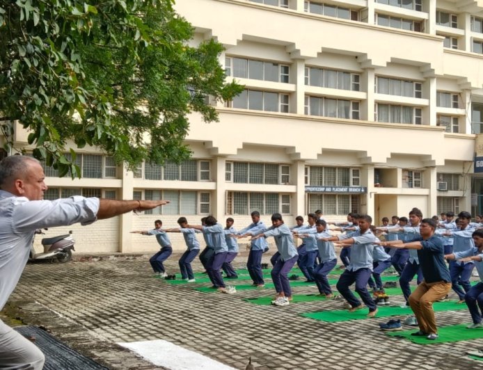 विद्यार्थियों व शिक्षकों को विभिन्न योगासन करवाकर बताए योग के महत्व और लाभ*