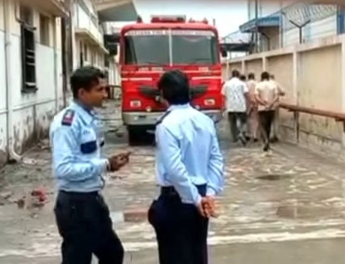 बारोटा की गद्दा फैक्ट्री में भीषण आग, तीन तरफ की दीवारें गिरीं, दो लोगों के फंसे होने की आशंका