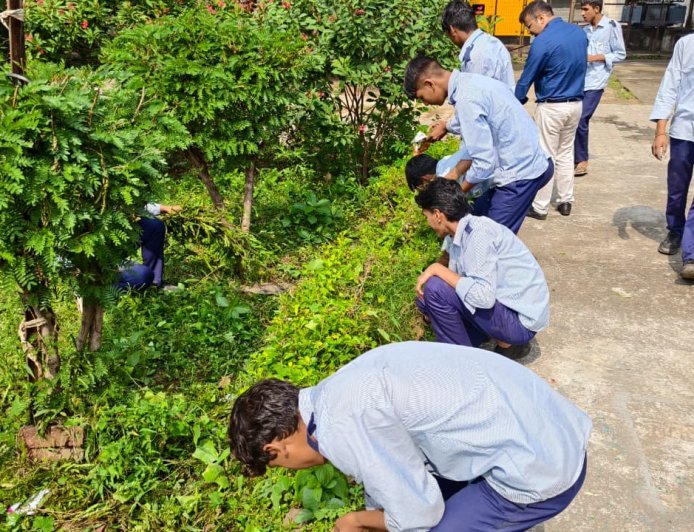 सोनीपत: प्रधानाचार्य विक्रम सिंह ने विद्यार्थियों को स्वच्छता के प्रति जागरूक करते हुए अपने आसपास साफ-सफाई रखने के लिए किया प्रेरित* 