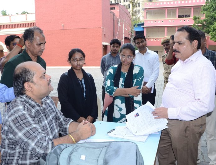 लखनऊ : लखनऊ में मतदान केंद्रों का निरीक्षण करने पहुंचे मुख्य निर्वाचन अधिकारी ।