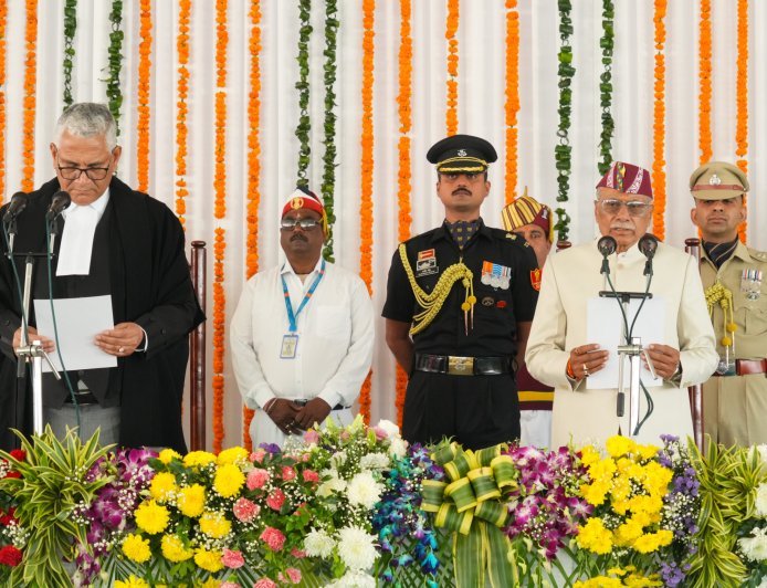 देहरादून : लोक भवन में डॉ. ढाल सिंह बिसेन का शपथ ग्रहण समारोह ।