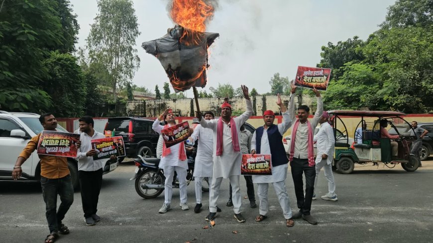 हरदोई में SIR पर गरमाई सियासत, कलेक्ट्रेट गेट पर सपा ने फूंका मुख्य चुनाव आयुक्त का पुतला