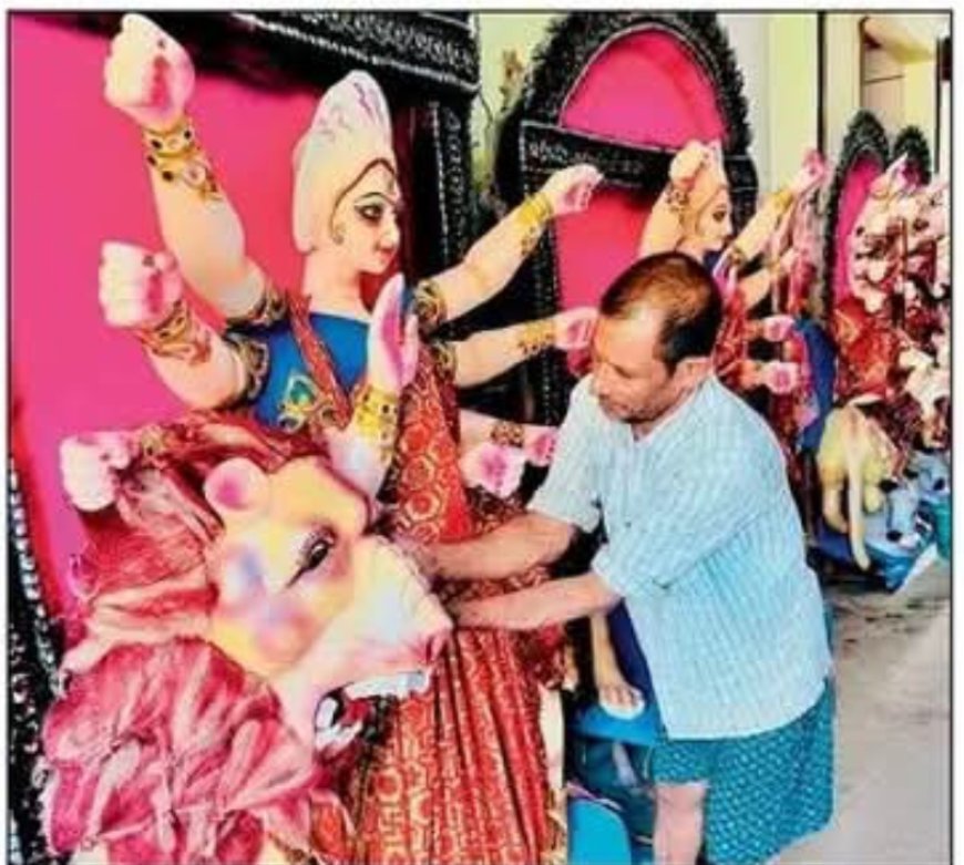 बस्ती: दृष्टिहीन रामपाल अपनी दिव्य अनुभूति से गढ़ते हैं मां दुर्गा का स्वरूप, 42 साल से बना रहे मूर्तियां