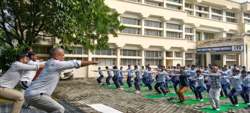 विद्यार्थियों व शिक्षकों को विभिन्न योगासन करवाकर बताए योग के महत्व और लाभ*