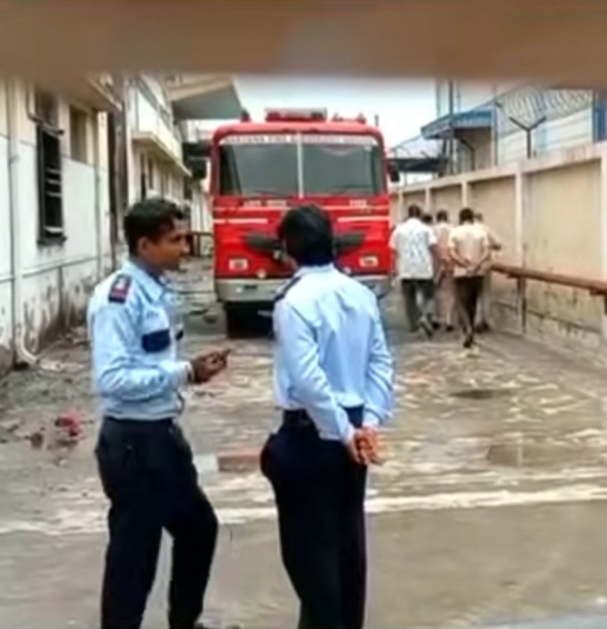 बारोटा की गद्दा फैक्ट्री में भीषण आग, तीन तरफ की दीवारें गिरीं, दो लोगों के फंसे होने की आशंका